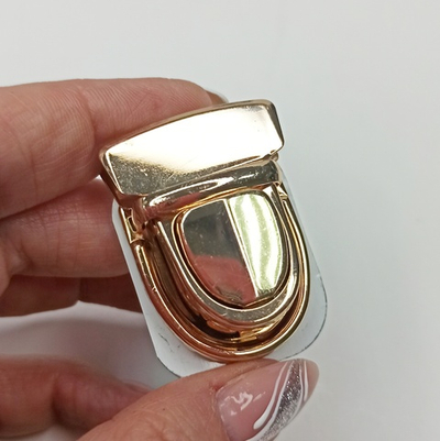 Замок-защелка на зажимах 40*30 Золото