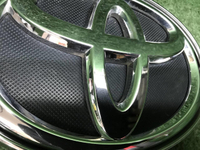Эмблема решетки радиатора Toyota Fortuner 2 15-нв