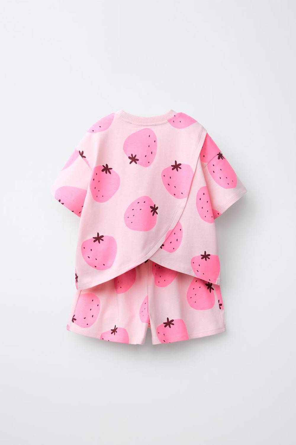 ZARA КОМПЛЕКТ ИЗ ФУТБОЛКИ И ШОРТОВ С ПРИНТОМ «КЛУБНИКА», ЛИНЯЛЫЙ РОЗОВЫЙ