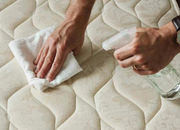 Пятна на матрасе: как вывести безопасно — народные рецепты и профессиональные средства