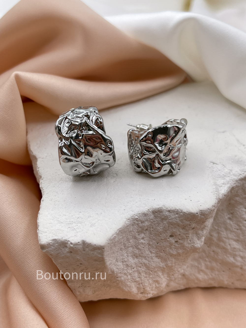 Серьги полукольца мятый металл серебристые