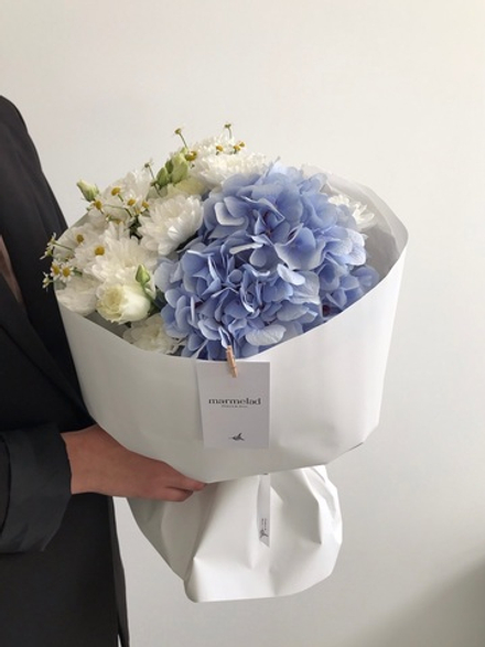 Авторский букет в бело-голубых оттенках