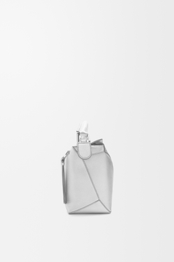 Loewe Маленькая сумка Puzzle Edge из ламинированной овечьей кожи, серебряный