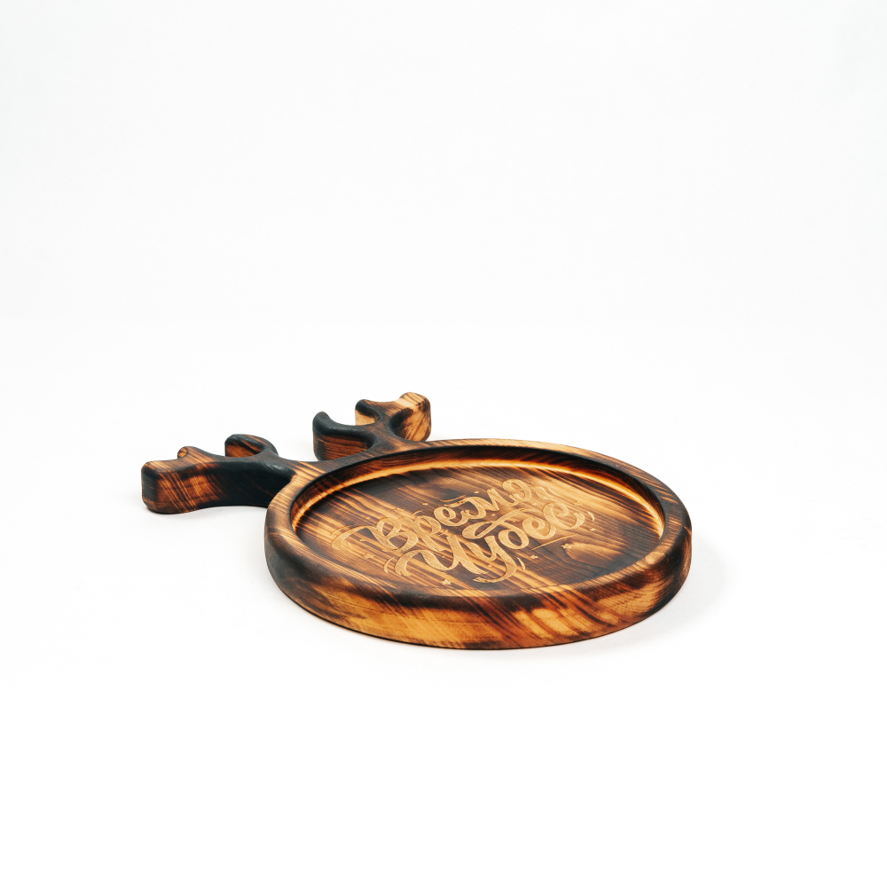 Деревянная менажница из кедра для подачи блюд и закусок с гравировкой "Время чудес". MG78