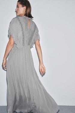 ZARA ПЛАТЬЕ С УЗЛАМИ И УКРАШЕНИЯМИ, СЕРЫЙ