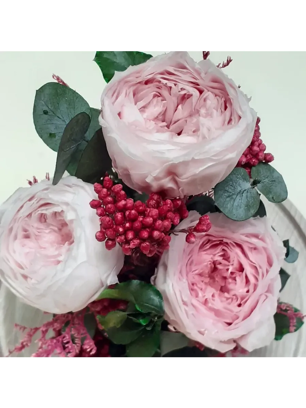 композиция из пионов, эвкалипта, лимониума