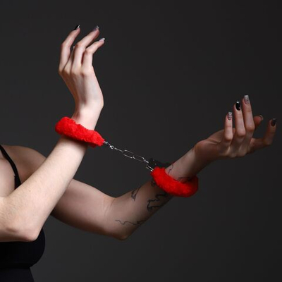 Наручники «Всю ночь напролёт» с красной меховой опушкой (Цвет: красный)