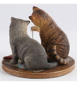 Veronese WS-1353 Статуэтка «Пара котов - Purrlock Holmes» (Лиза Паркер)