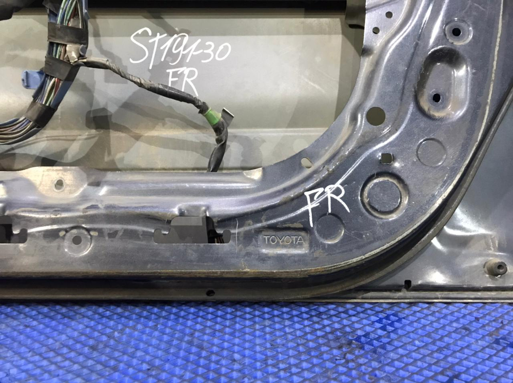 Дверь передняя правая TOYOTA CORONA 1993