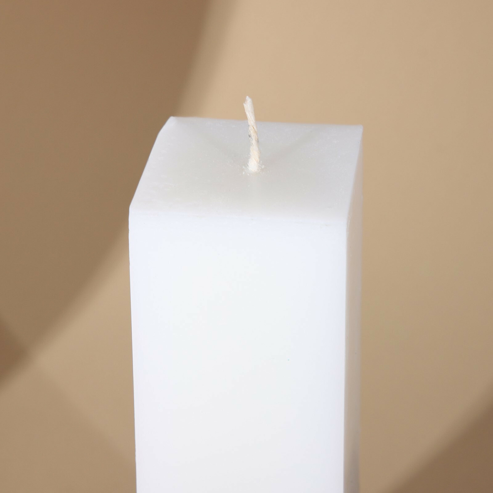 Свеча интерьерная белая с бетоном (поталь) 5 х 5 х18 см