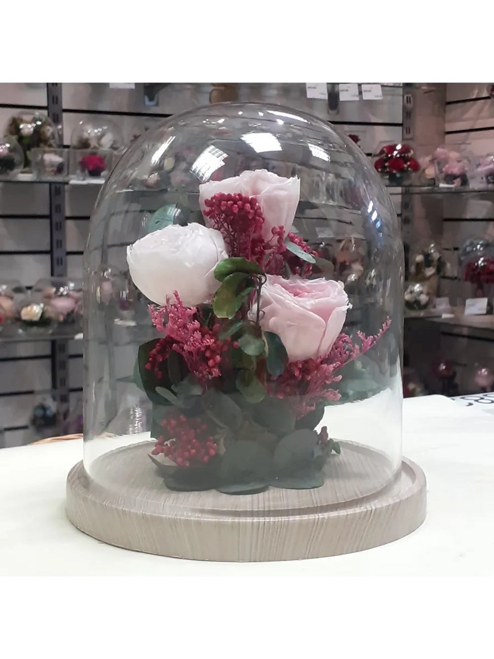 композиция из пионов, эвкалипта, лимониума