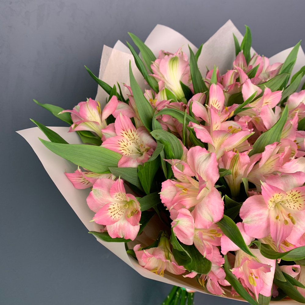 Букет 15 розовых альстромерий