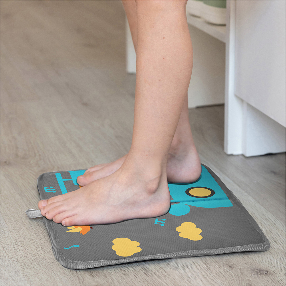 Коврик в садик для переобувания 30х36 см, Львенок в машинке (серый)