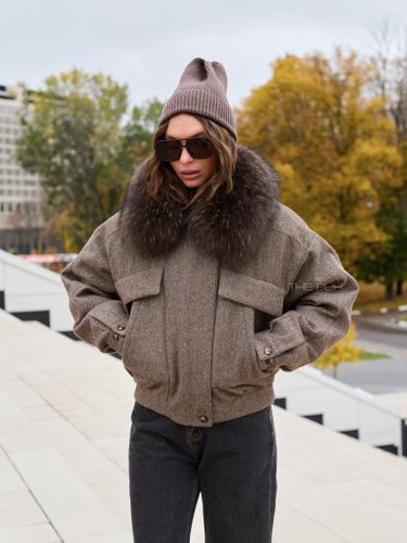 Укороченный шерстяной пуховик с мехом енота