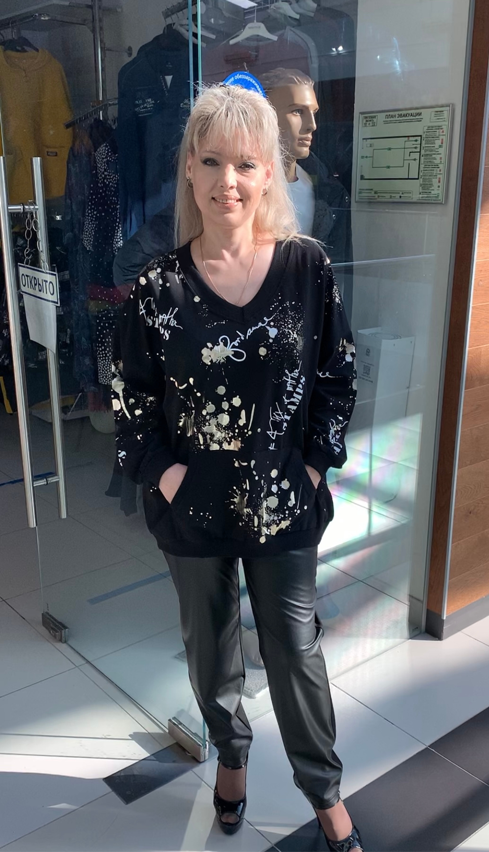 Черный джемпер с V-образным вырезом