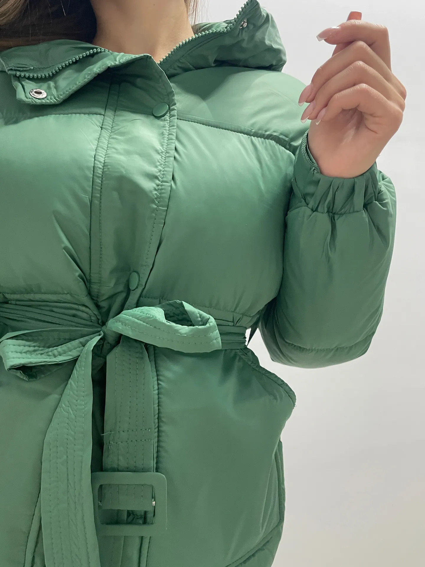 Куртка Dorimodes 8638 на молнии и кнопках с двумя большими карманами капюшоном и поясом\Зеленый шоурум