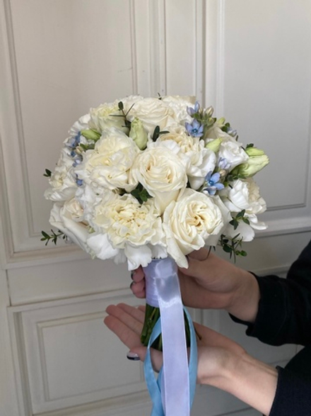 Свадебный букет из одноголовых роз, диантусов, оксипеталума и эвкалипта