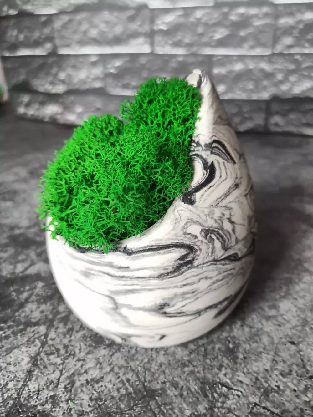 Декоративное кашпо капля из гипса со мхом