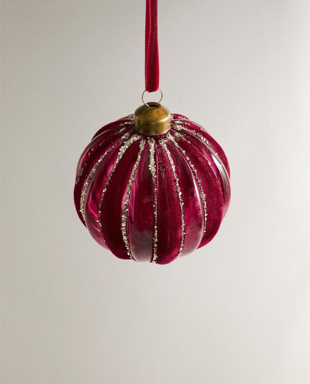 ZARA HOME ЕЛОЧНОЕ УКРАШЕНИЕ В ФОРМЕ ШАРА С ПОЛОСКАМИ ИЗ БАРХАТА, КРАСНЫЙ