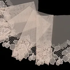 Вышивка на сетке бежевая (левая) 21 см