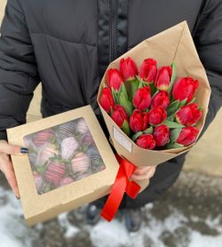 15 Тюльпанов+ коробочка на 16 клубник