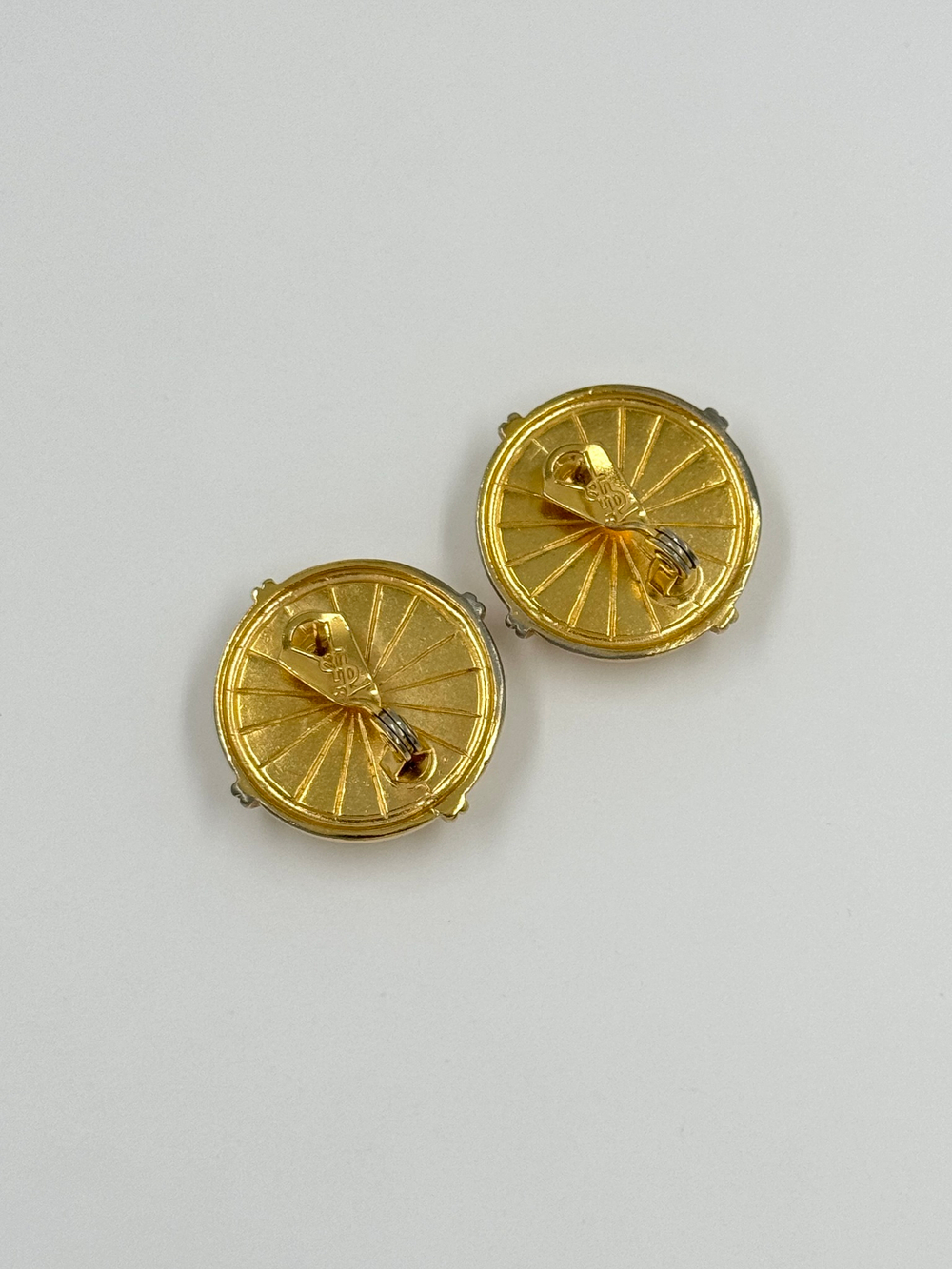 Крупные серьги с «жемчугом» YSL