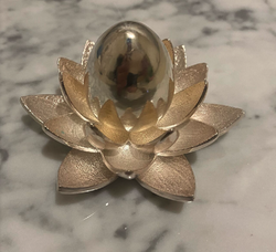 лингам из серебра в лотосе
