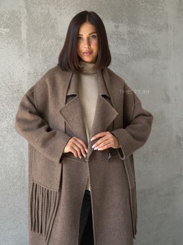 Коричневое пальто с шарфом