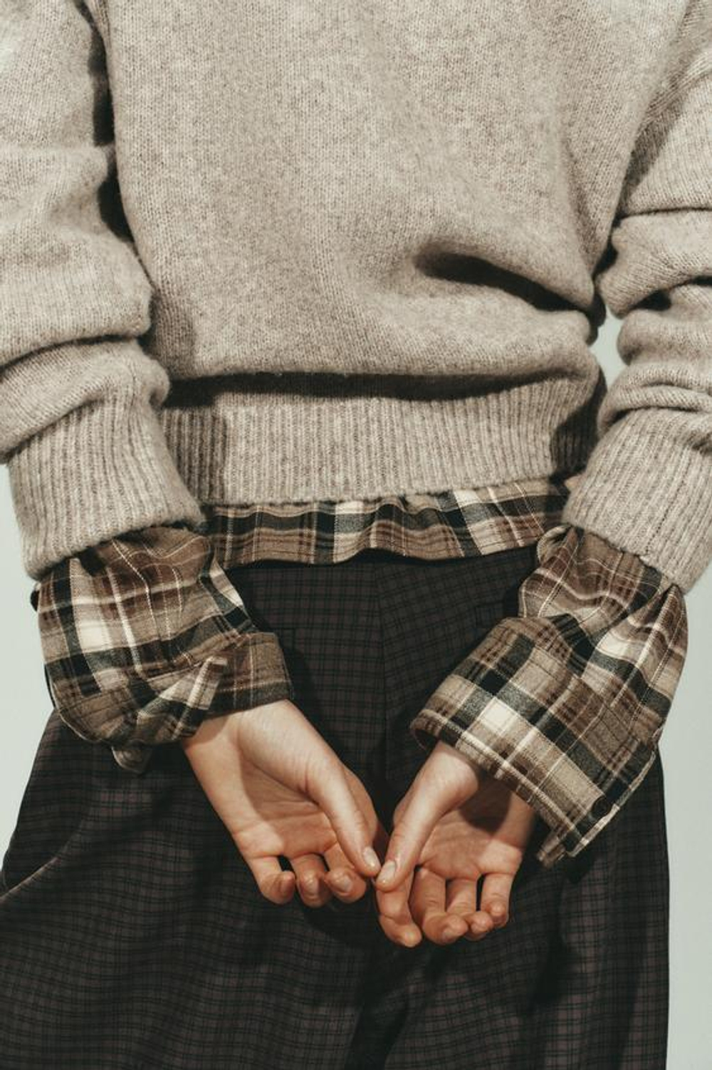 ZARA БРЮКИ В КЛЕТКУ С ЗАЩИПАМИ, СЕРЫЙ