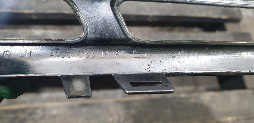 Молдинг решетки радиатора Mercedes GL GLS (X166) 15-19 Б/У Оригинал A1668881985