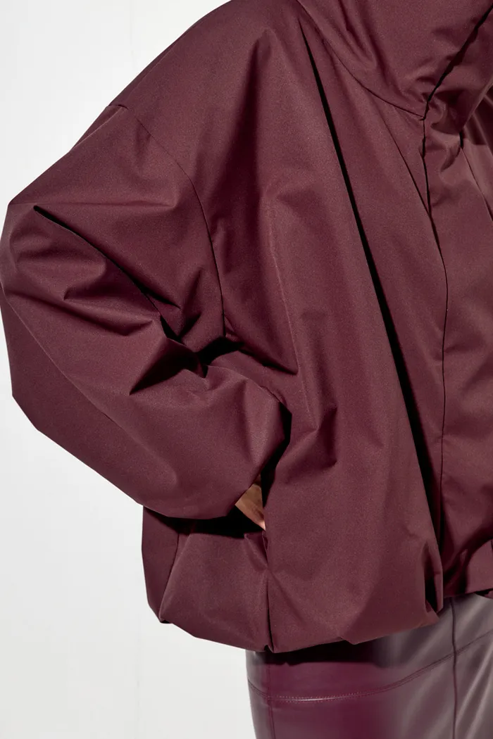 Ветровка О-силуэта с высоким воротом винного цвета