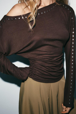 ZARA ФУТБОЛКА С ДЛИННЫМИ РУКАВАМИ И ЗАКЛЕПКАМИ, ТЕМНО-КОРИЧНЕВЫЙ