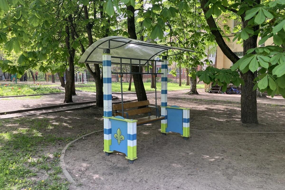 Качели-диван с навесом из кубиков