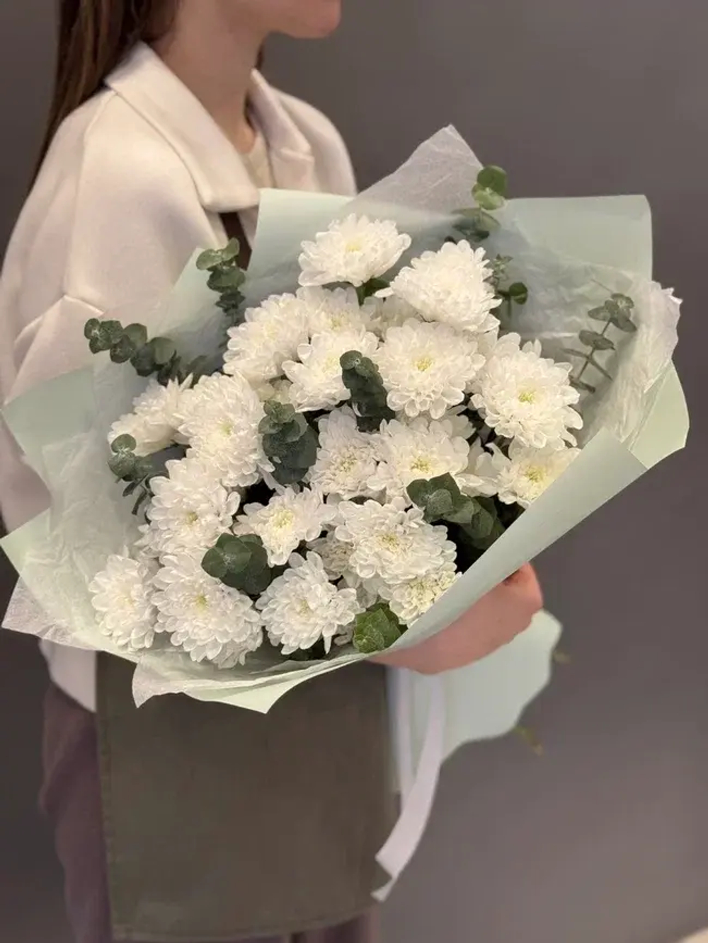 Букет Белые хризантемы с эвкалиптом