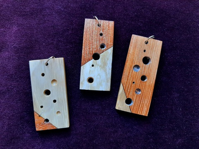 Подвеска, бивень мамонта, красное дерево