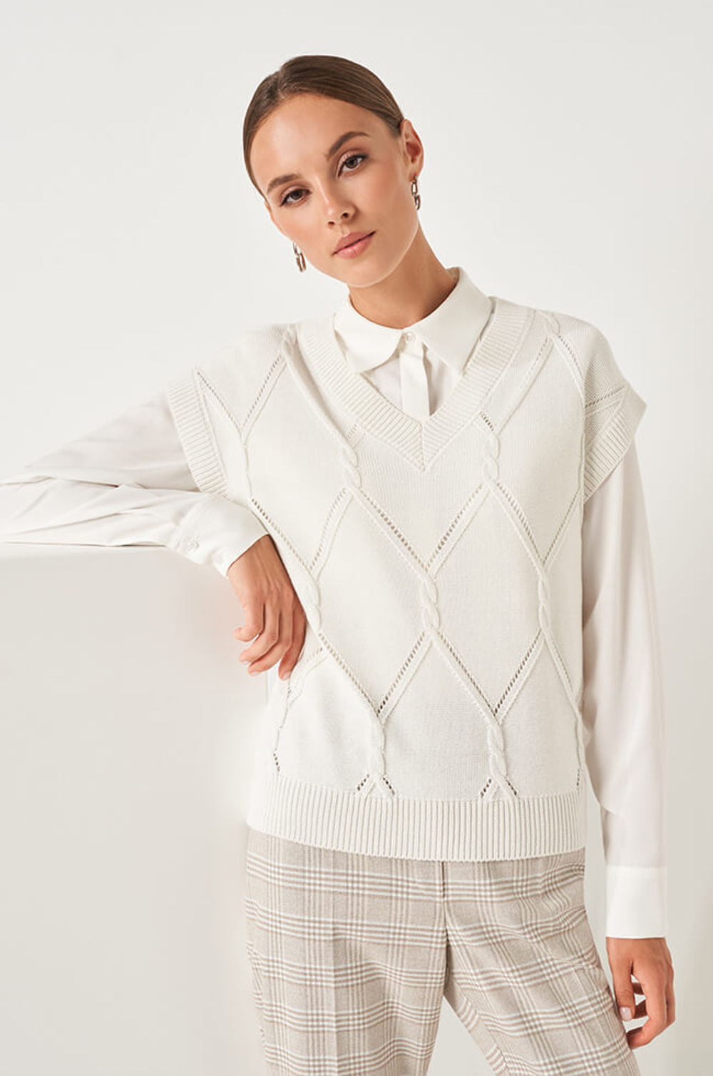 22850 Жилет женский (молочный)