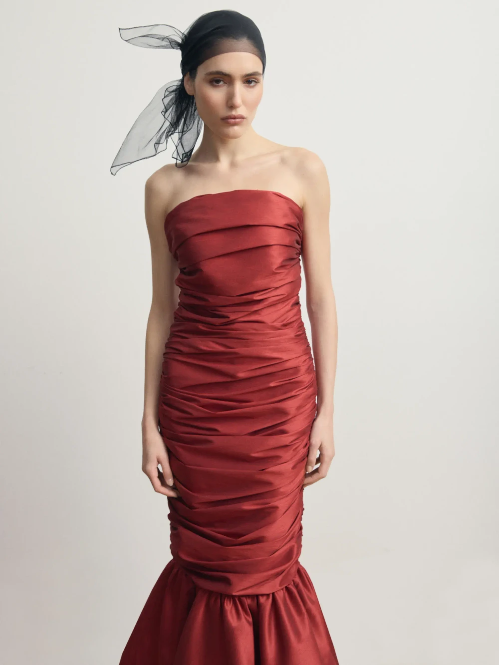 Красное платье-макси из тафты с драпировкой 