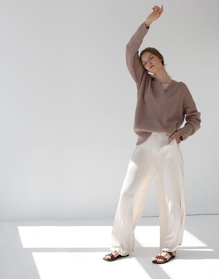 AIM  с V-образным вырезом Цвет пыльно_ розовый. 50% шерсть мериноса.