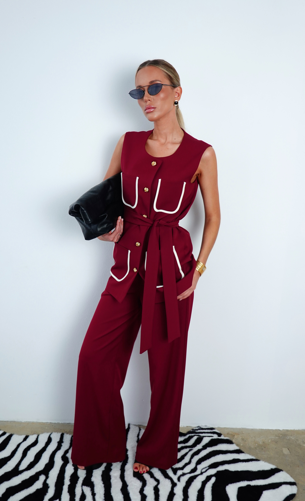 Костюм с жакетом без рукавов и акцентными карманами