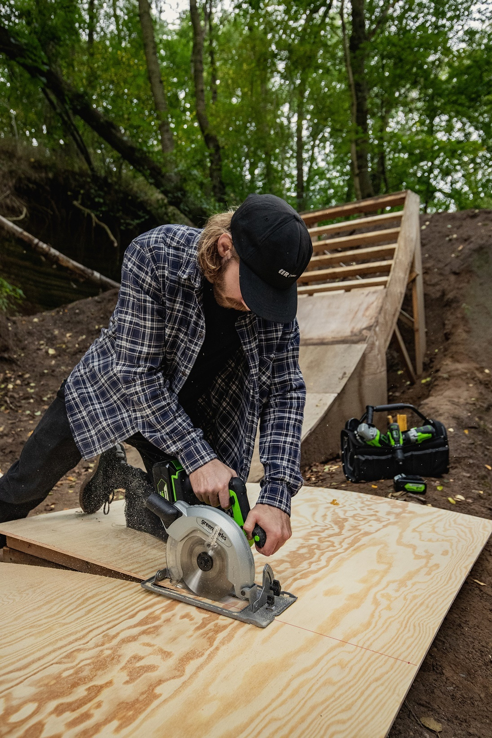 Циркулярная пила аккумуляторная Greenworks Арт. 1500907,  бесщеточная, без АКБ и ЗУ