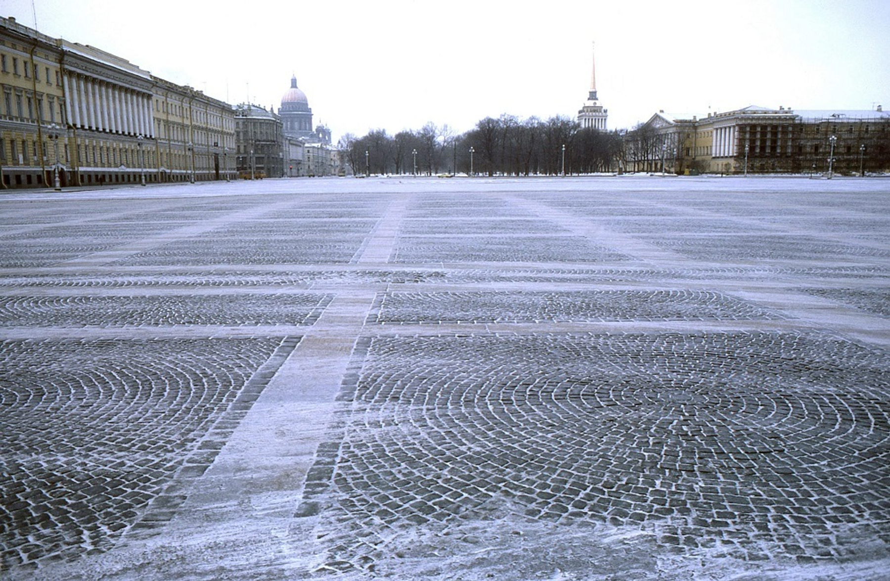 Правила ухода за тротуарной плиткой и брусчаткой в зимний сезон