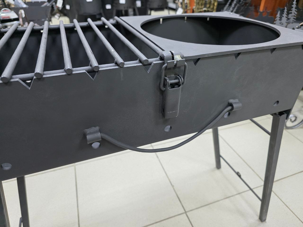 Если вы хотите мангал купить в Казани и ищете компактный мангал 5 мм, обратите внимание на мангал решетка-подказанник 5 мм: это складной мангал чемоданчик, мангал в наличии Казань, мангал от производителя, мангал под казан и мангал для шампуров, который подходит как мангал для дачи, мангал для дома, мангал для выездов и мангал для шашлыка. На нём можно готовить на шампурах и на решетке, а откидная решетка и место под казан позволяют использовать казан и афганский казан, ставить посуду и использовать подказанник как полочку. В магазине можно докупить решетку для мангала из нержавейки, шампуры купить в Казани, казан купить в Казани (казан чугунный и казан афганский), совок и кочергу; доступна доставка мангала по Казани и мангал с доставкой в Казани, а также отправка по России транспортной компанией.