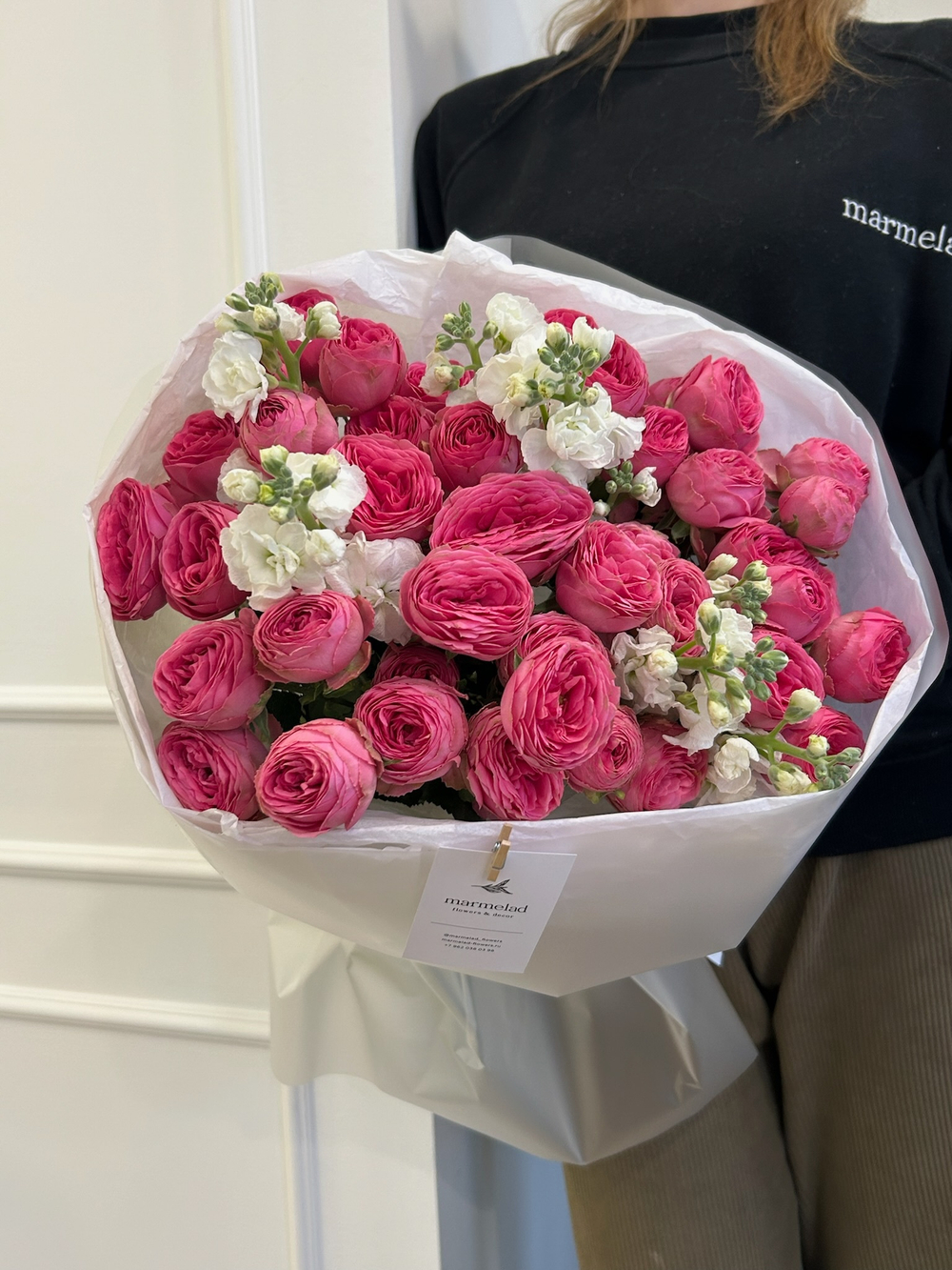 Букет из ярких кустовых пионовидных роз и маттиолы