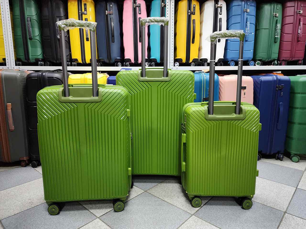 Чемодан Средний (М) полипропилен "Mironpan" съёмные колёса