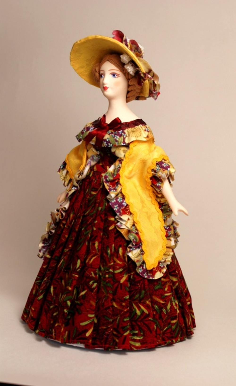 Кукла коллекционная Дама в светском костюме.