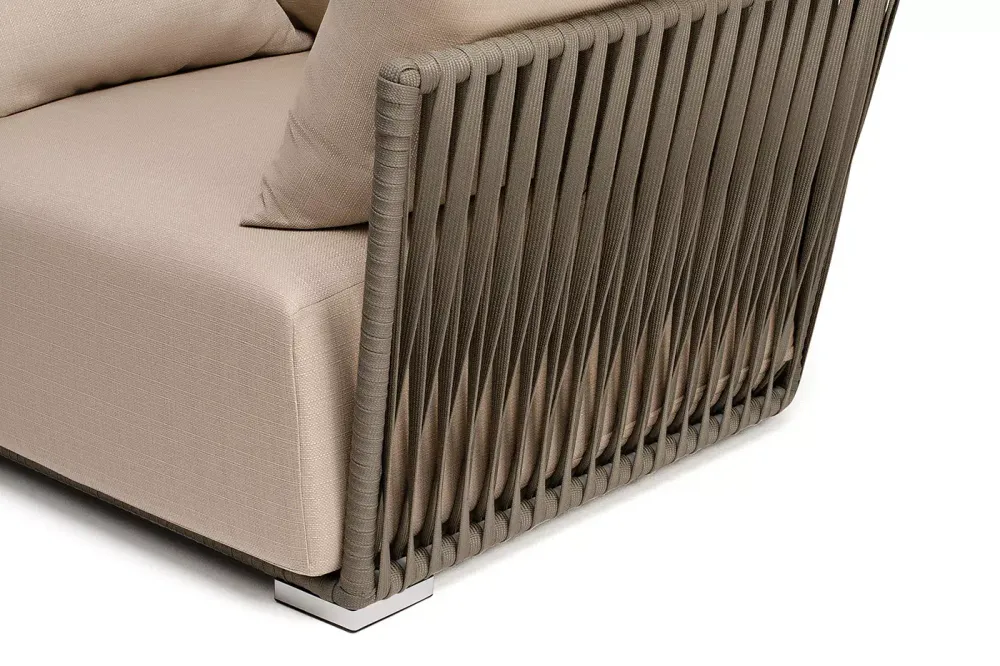 "Форли" кресло плетеное из роупа, каркас алюминий светло-серый (RAL7035) муар, роуп серо-коричневый 23мм, ткань Mossle бежевая