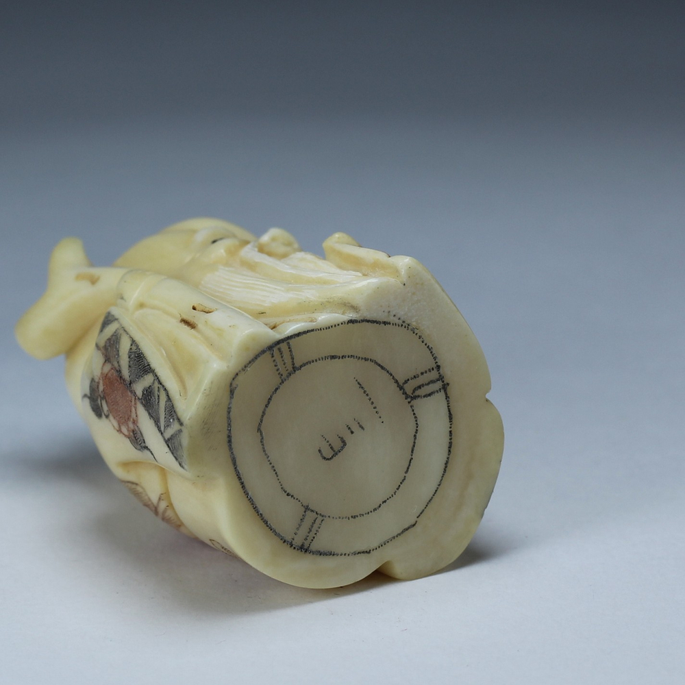 Нэцкэ Шоусин с посохом и иероглифом счастье