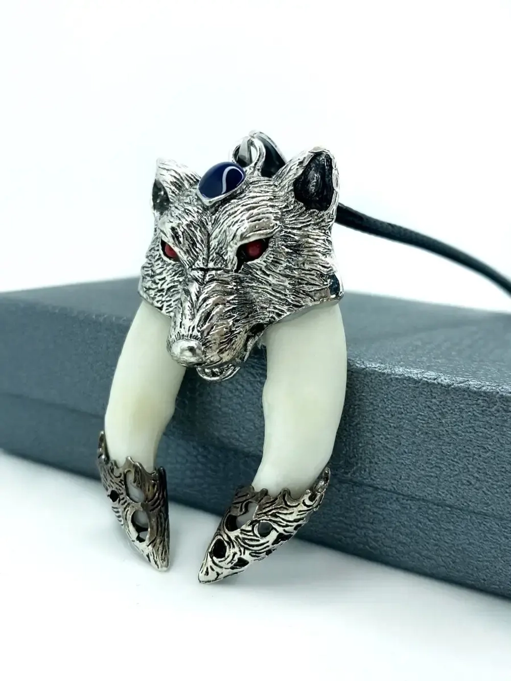 Защитный магический кулон амулет с настоящими Клыками Волка