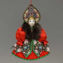 Малая подвесная кукла с меховым воротником