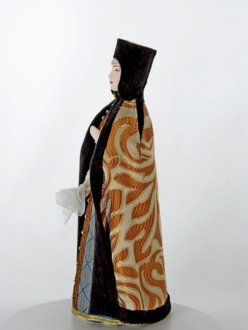 Кукла коллекционная фарфоровая в ездовом костюме царицы.